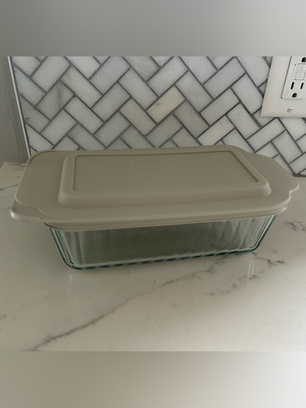 Pyrex bread loaf glass baking dish with airtight lid - 1.5qt